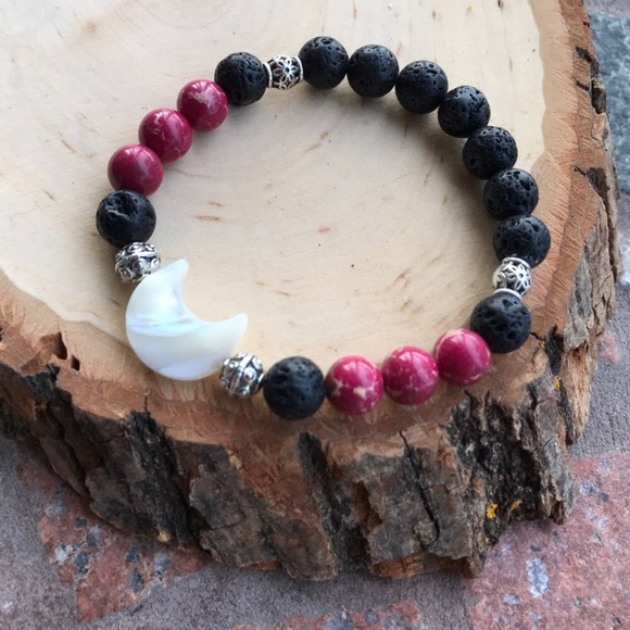 Genuine mother of pearl moon oil diffuser bracelet - Picture 6 of 8